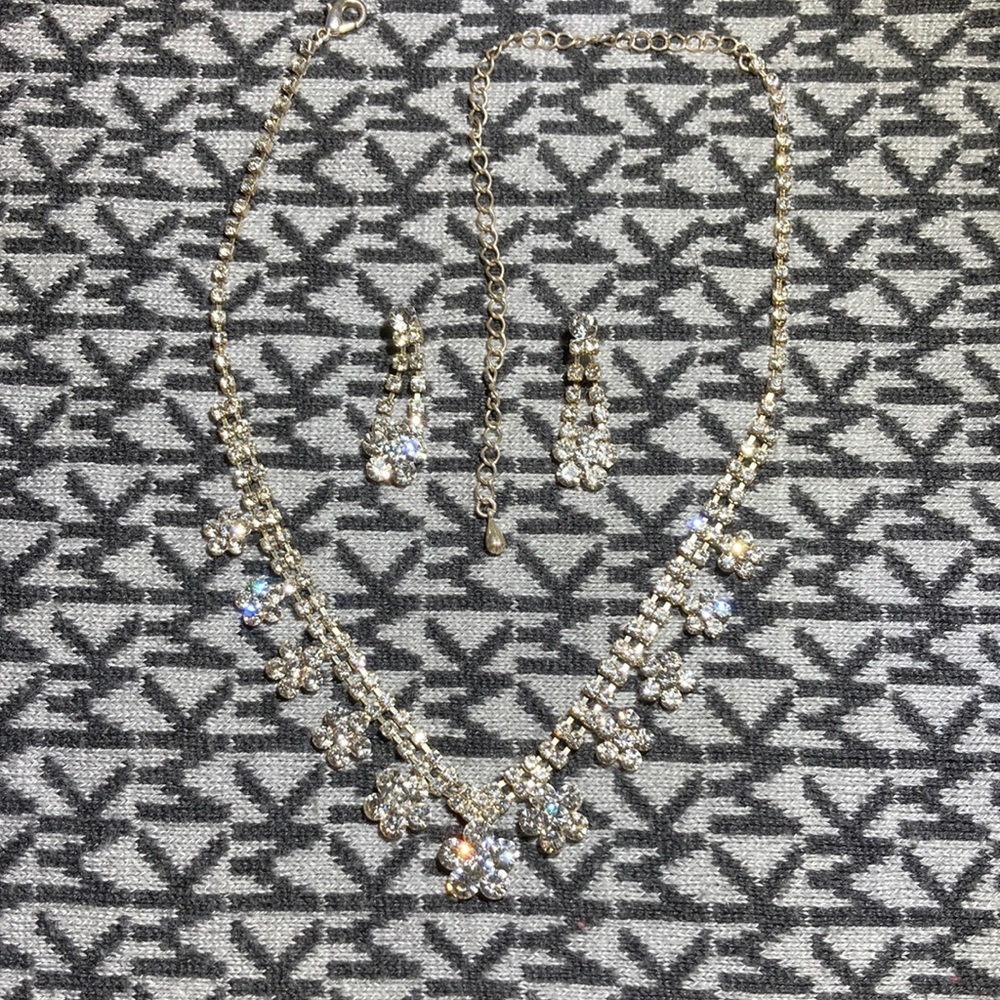 Vintage Necklace and Earrings set Silver Tone (Costume Jewelry)